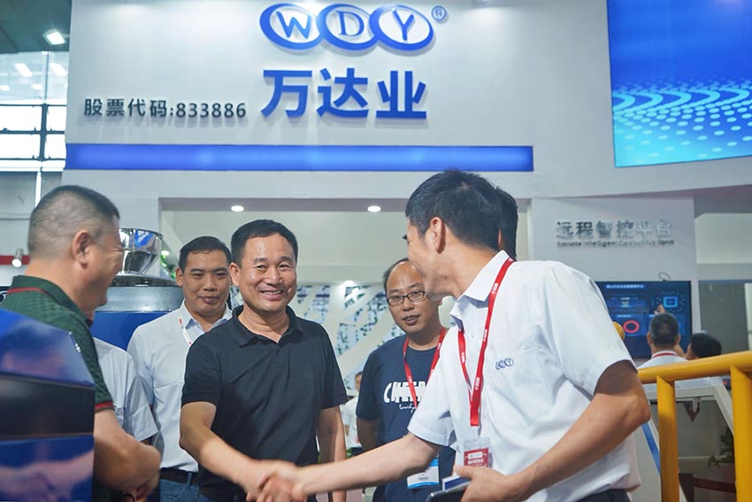 萬(wàn)達(dá)業(yè)董事長(zhǎng)梁漢棋先生熱情接待老客戶